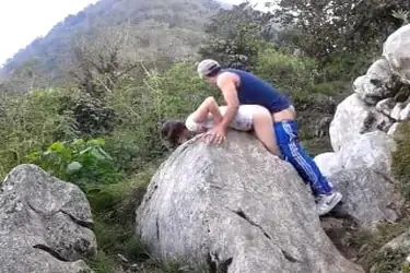 Ngintip ABG Ngentot Asyik di Atas Bukit Sepi